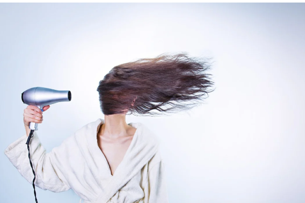 Brushing per capelli: com’è e come si fa [Segreti dagli Hairstylist]