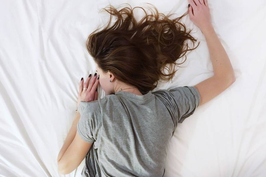 Dormire in posizione prona per ridurre il russamento notturno