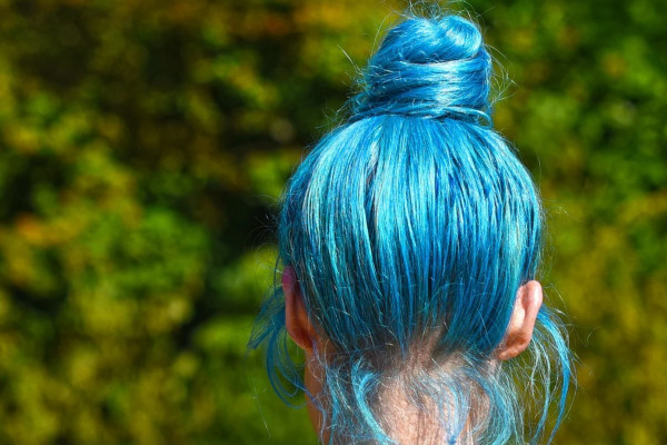 capelli blu chignon